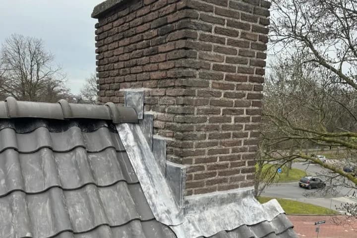 Lekkage bij schoorsteen opsporen